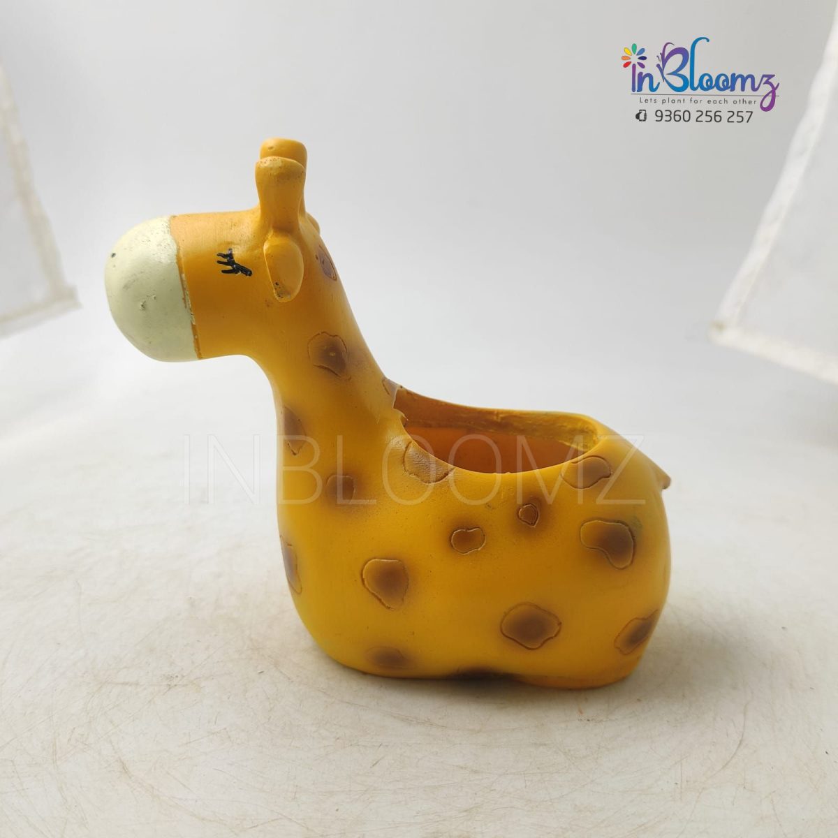 Giraffe resin pot